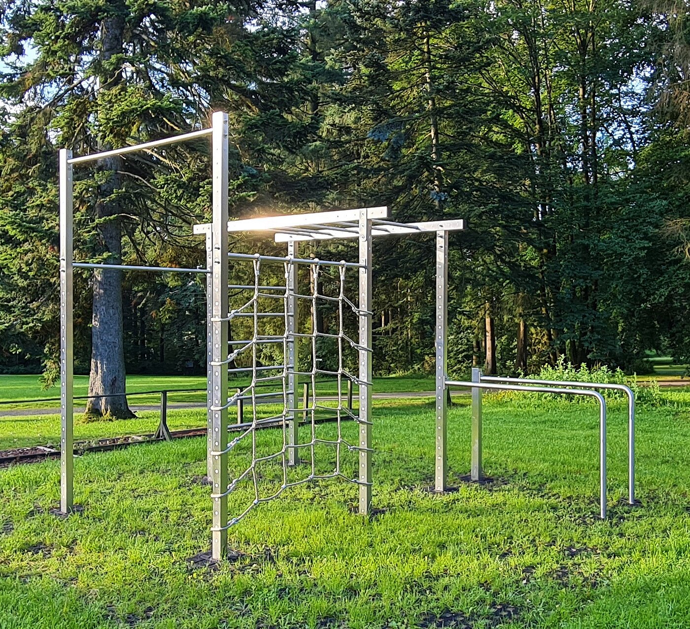 Ein Outdoor-Sportgerüst in grüner Umgebung.